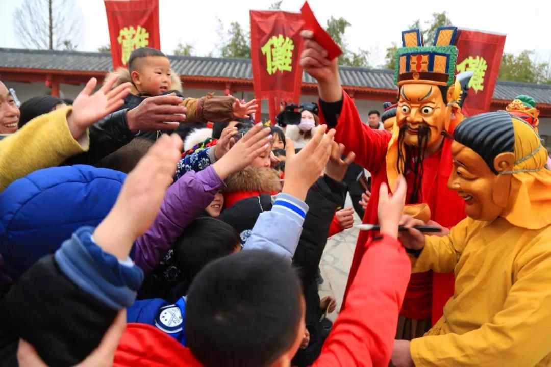 【老家河南 家乡的年】年初五迎财神丨芒砀山傩面财神巡山派红包