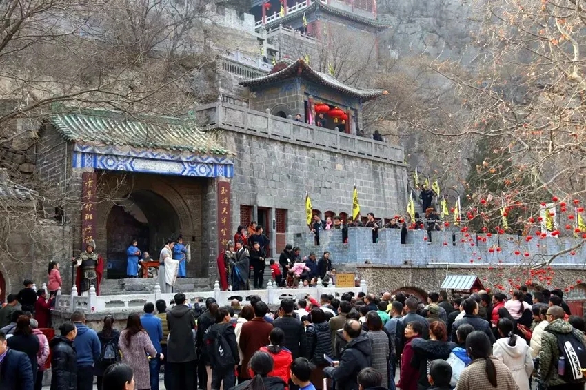 演出穿越千年,再现了智圣鬼谷子授徒育人,孙膑庞涓斗智斗勇的历史传奇