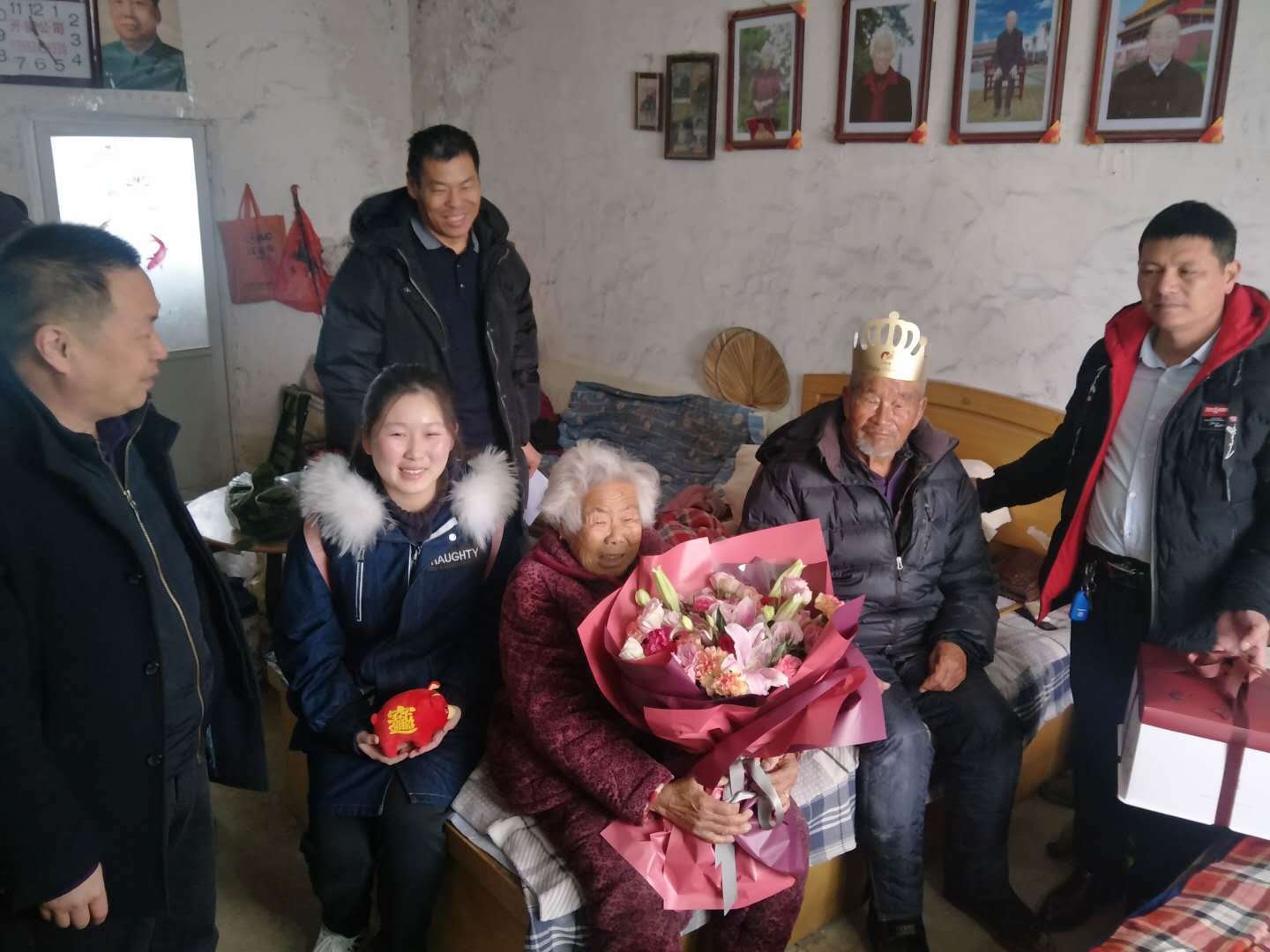 侯寨乡八卦庙社区年迈老人过生日村组干部送祝福