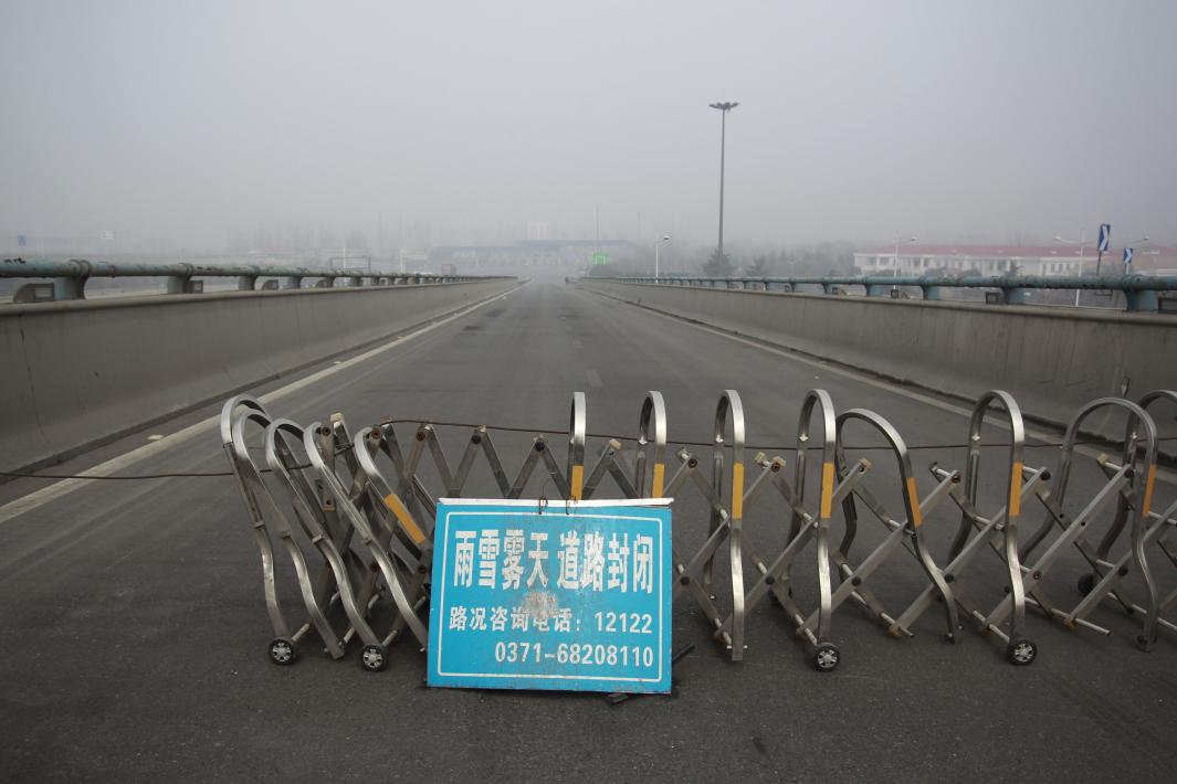 2月21日,鄭州圃田站高速路口封閉,導致大量車輛滯留高速入口.