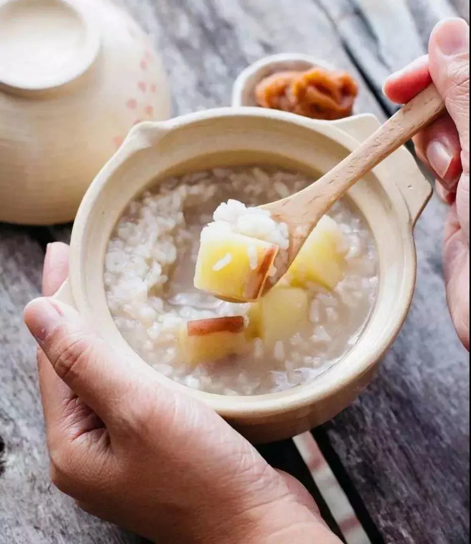 做法:将新鲜甘蔗200克削皮切小块,粳米150克淘洗干净,一起倒入锅中,加