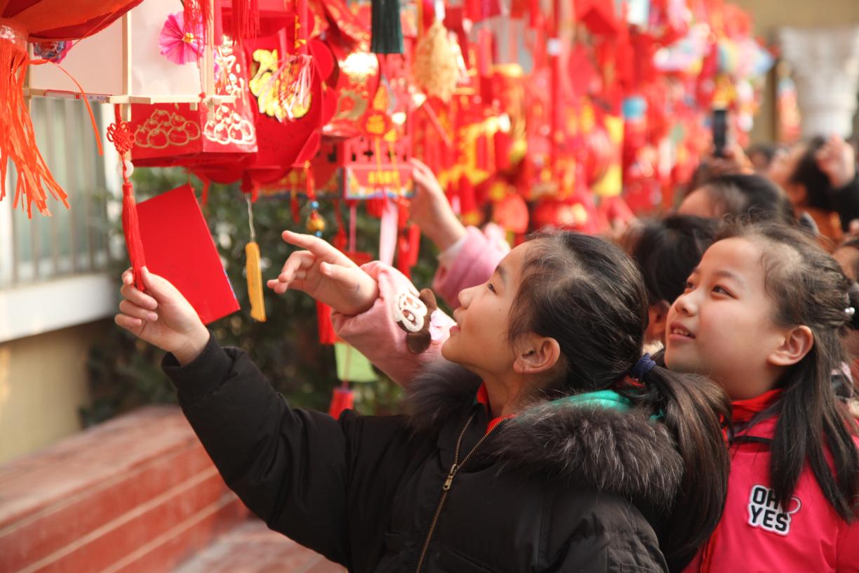 管城区外国语小学举行赏花灯猜灯谜主题活动