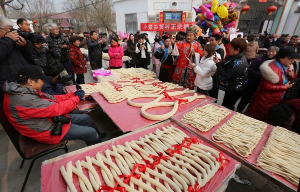 武陟县小董乡贾村,游客们前来观赏"大糖会"