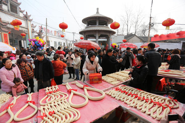 武陟县小董乡贾村,游客们前来观赏"大糖会"当天上午,一年一度的此次"