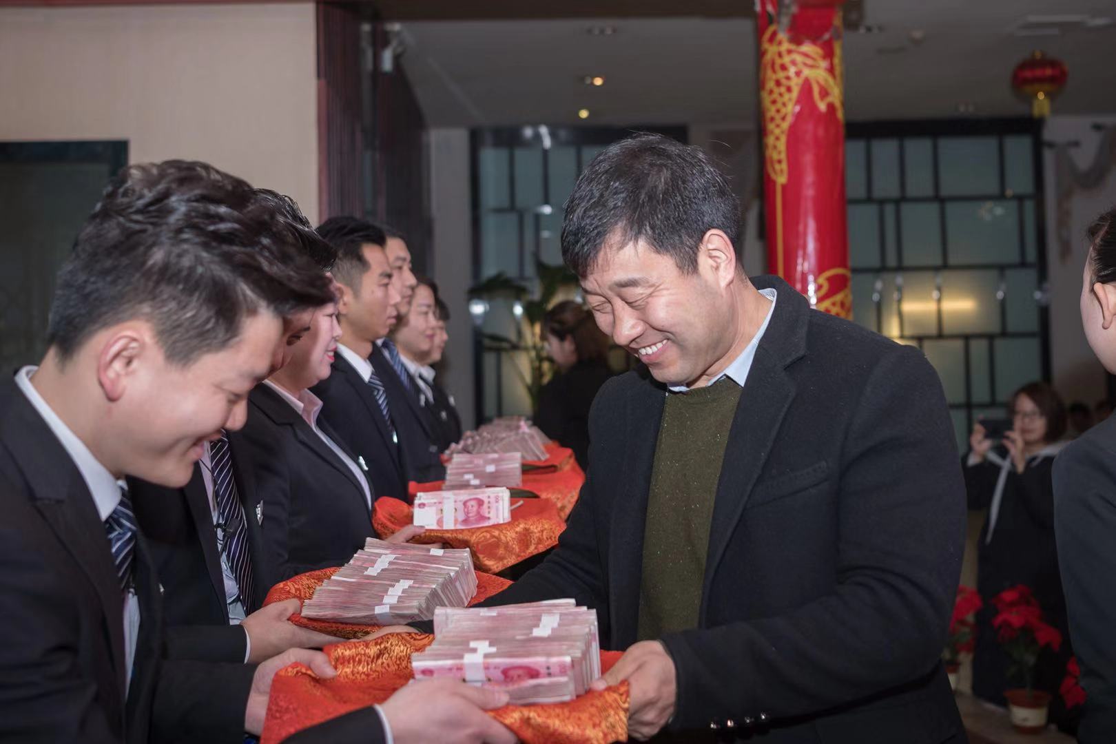 3月3日,仲记企业2018年股东分红大会在豫满楼东区店召开,近1000名员工