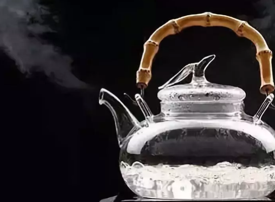 "多喝热水"可能是致癌因素?世界卫生组织:超过65℃放下手中的水杯