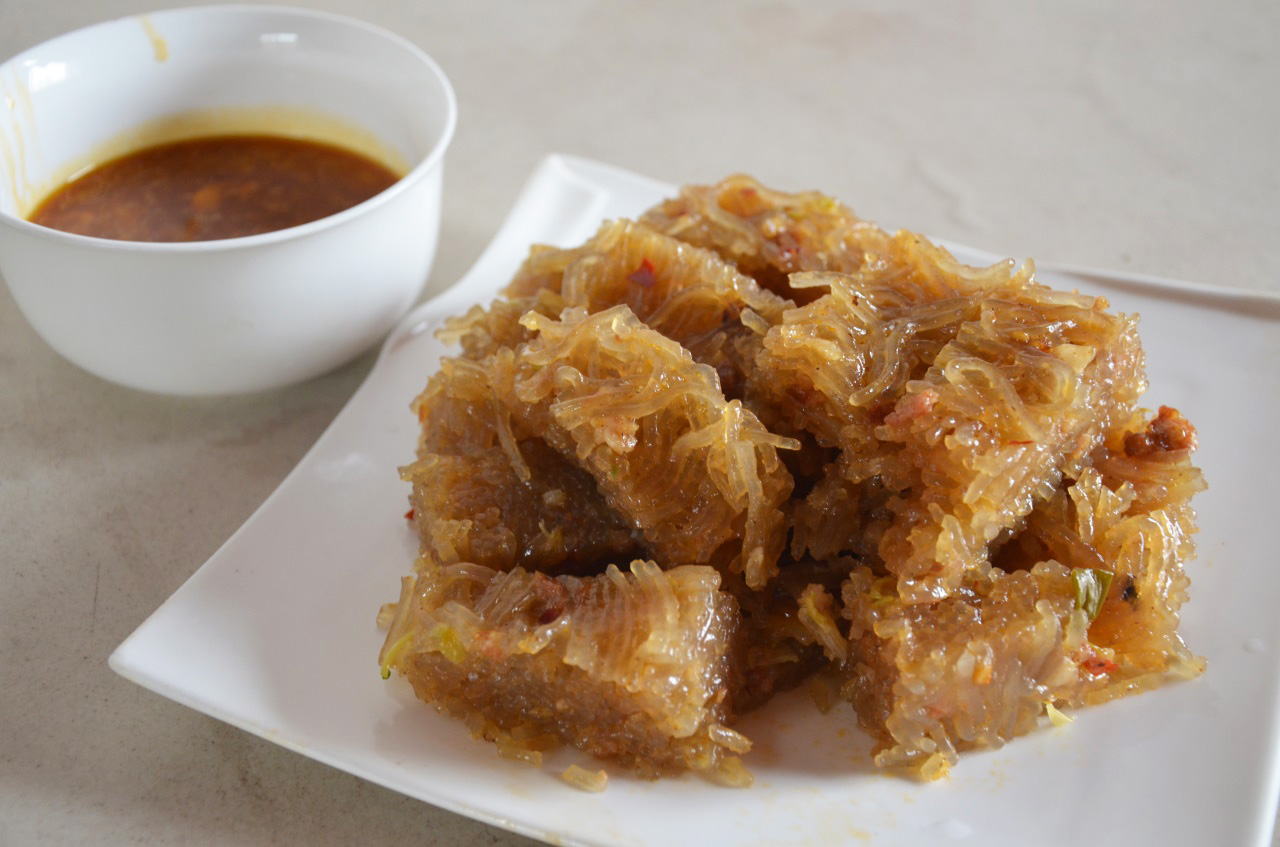 河南大叔用粉条做焖子,一天只做两锅,蘸汁最好吃