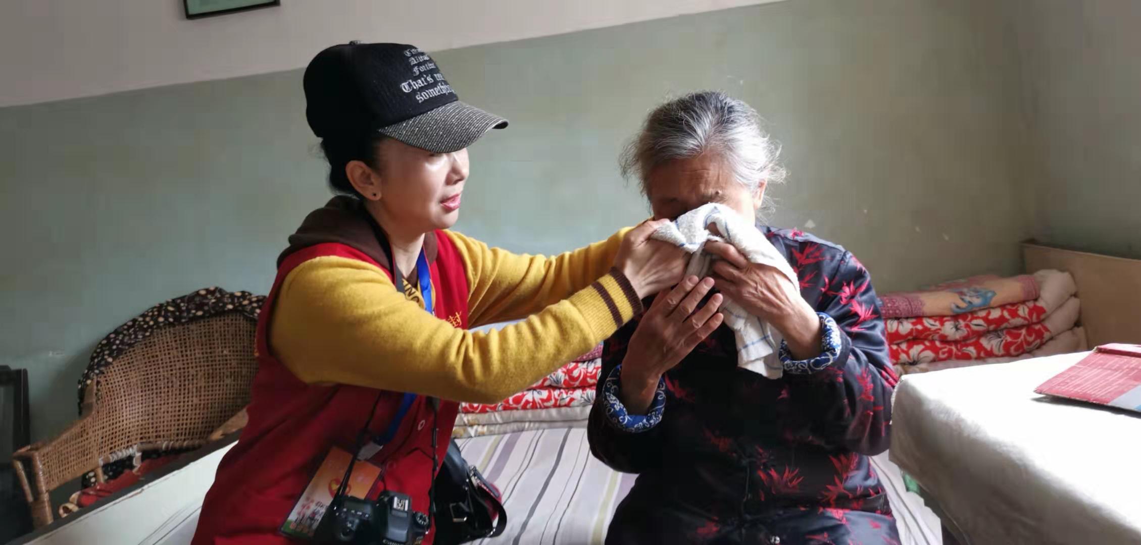 开封孤寡老人生病住院十几名义工子女轮流照料