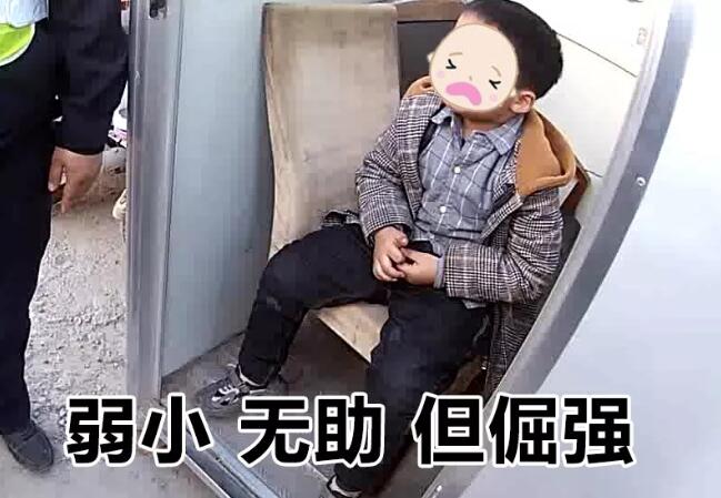 抽泣民警赶到现场后已经将孩子抱至交警岗亭有一名四五岁的小男孩独自