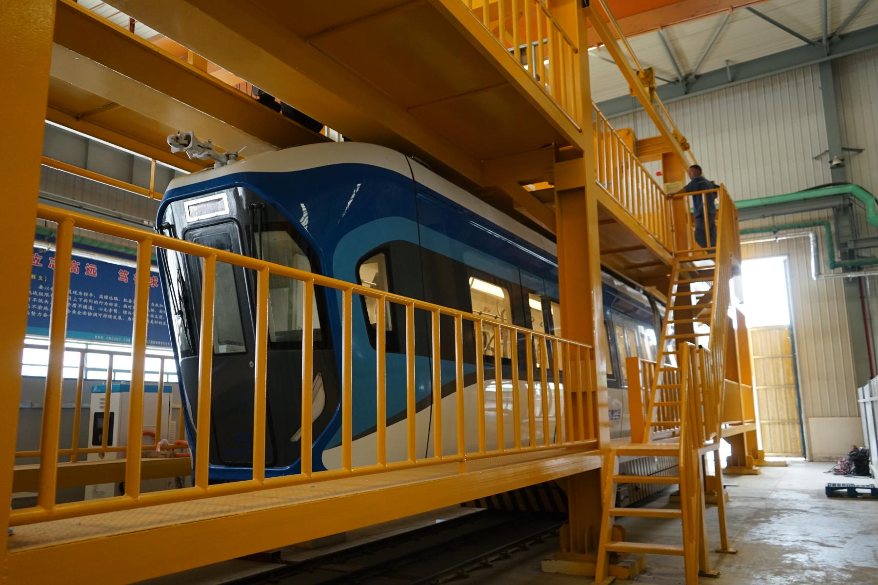 震撼!开封出现"空铁",倒挂空中奔跑!