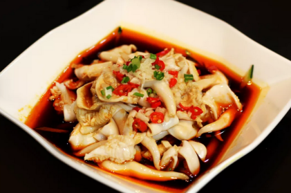 新鲜鸟贝清洗干净后,下锅焯熟,佐以调制好的上好酱汁食用.