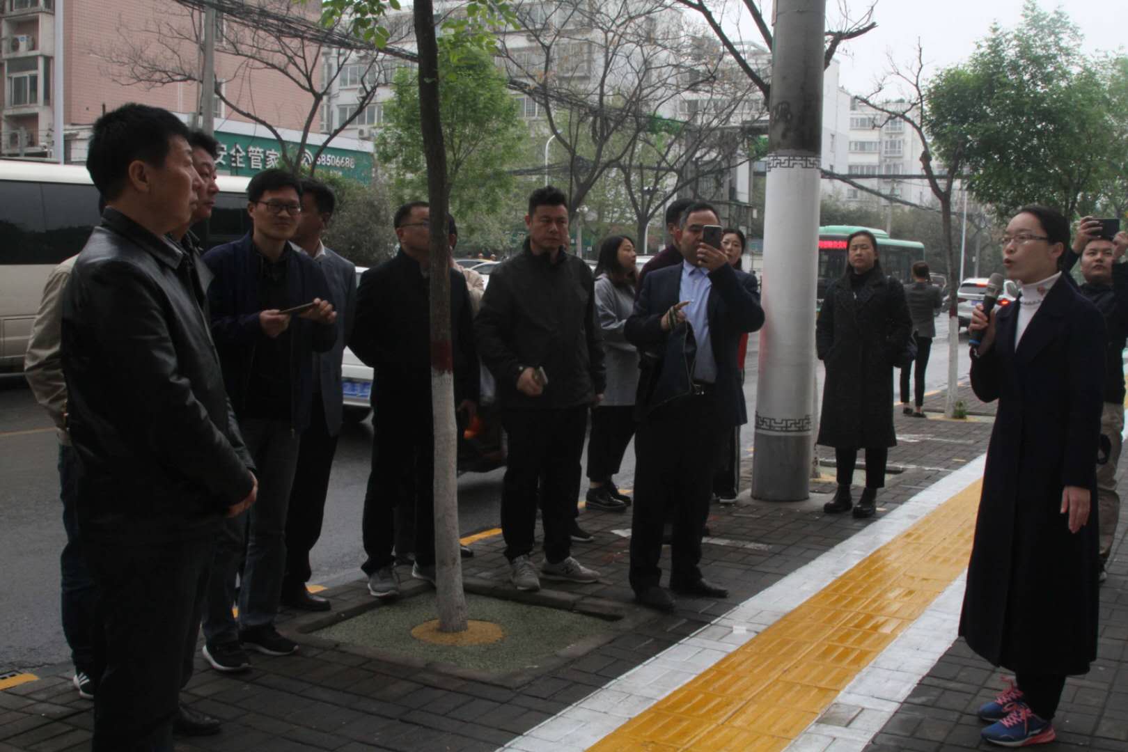 平顶山观摩团一行到长江路街道学习路长制工作