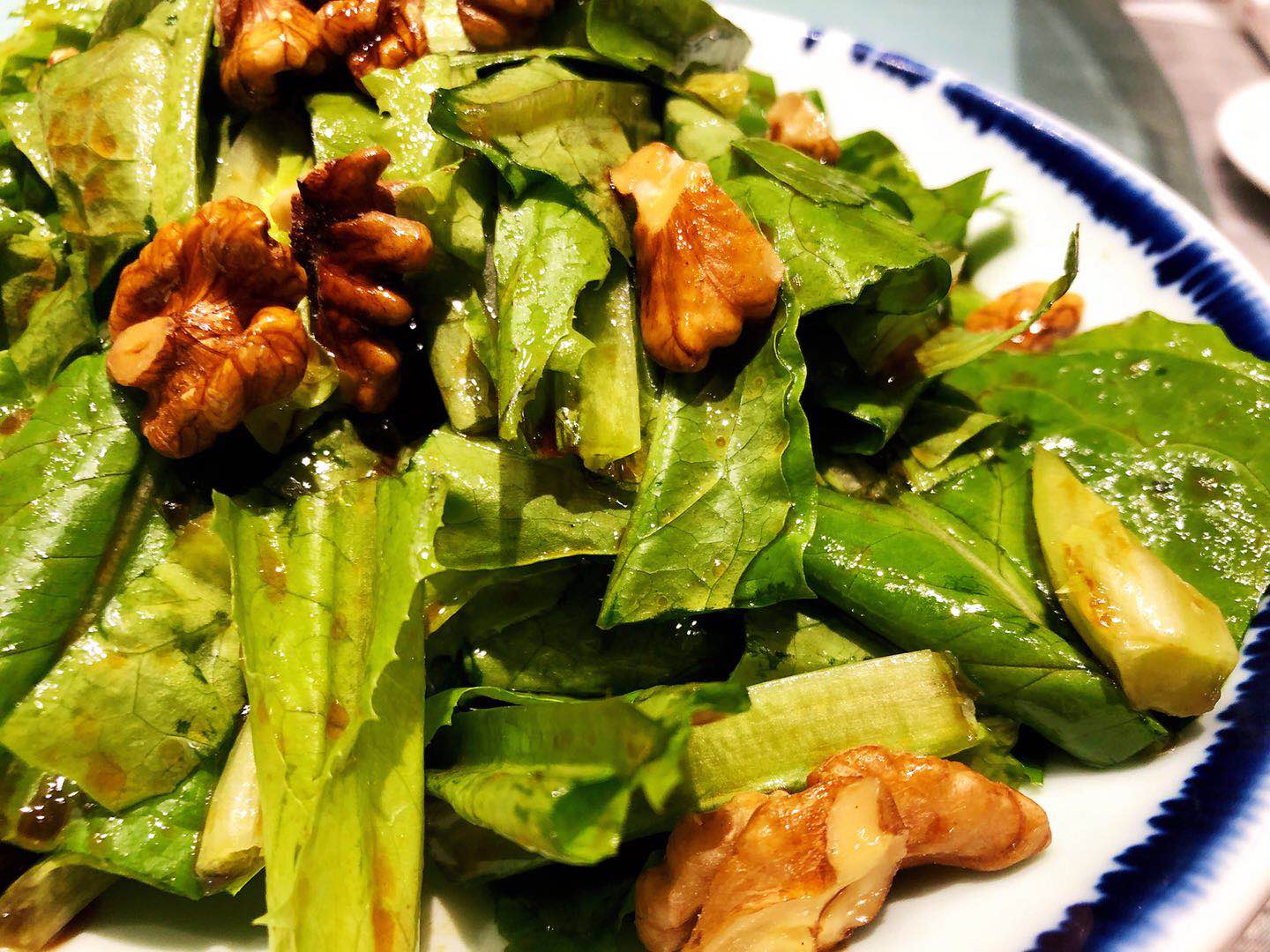 核桃仁 油麦菜,淋入特质料汁凉拌,清脆鲜嫩,口齿留香,还是低热量低