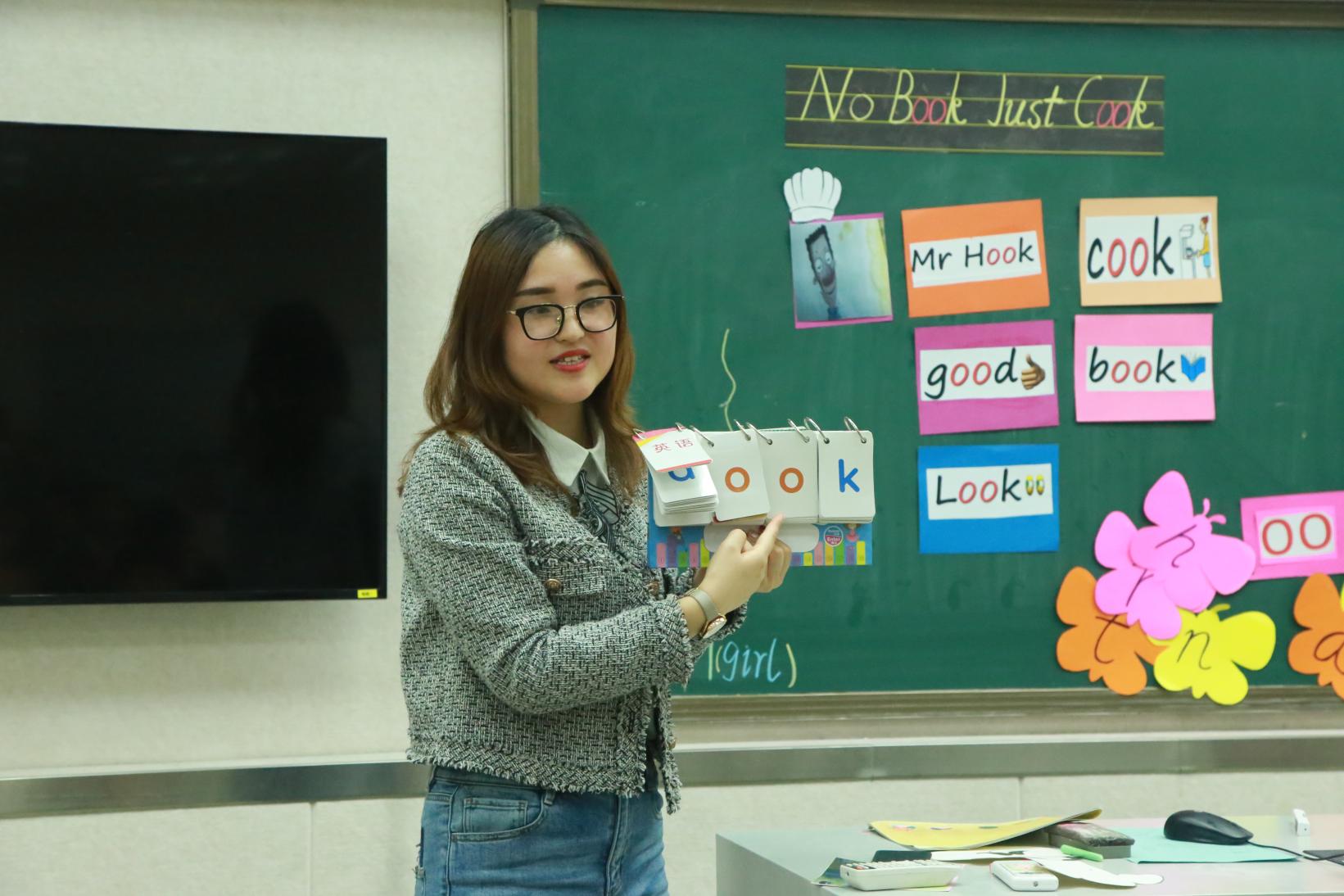 魏秋祯老师的数学课《认识面积单位》,通过教具直观感受面积单位的