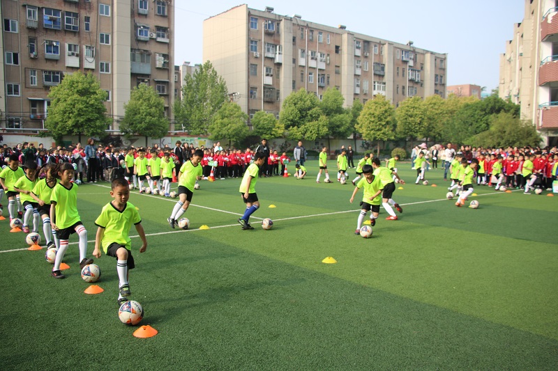 燃足球也疯狂郑州市中原区汝河新区小学举行首届校园足球节