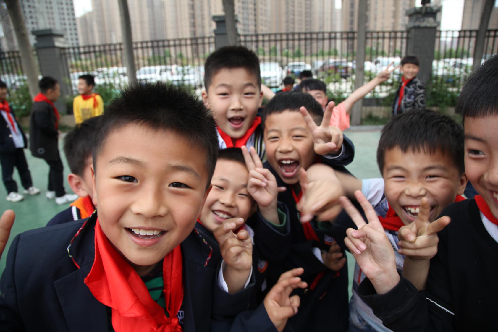 "看到孩子们一张张的笑脸,就像看到他们在阳光下灿烂的成长,爱笑的