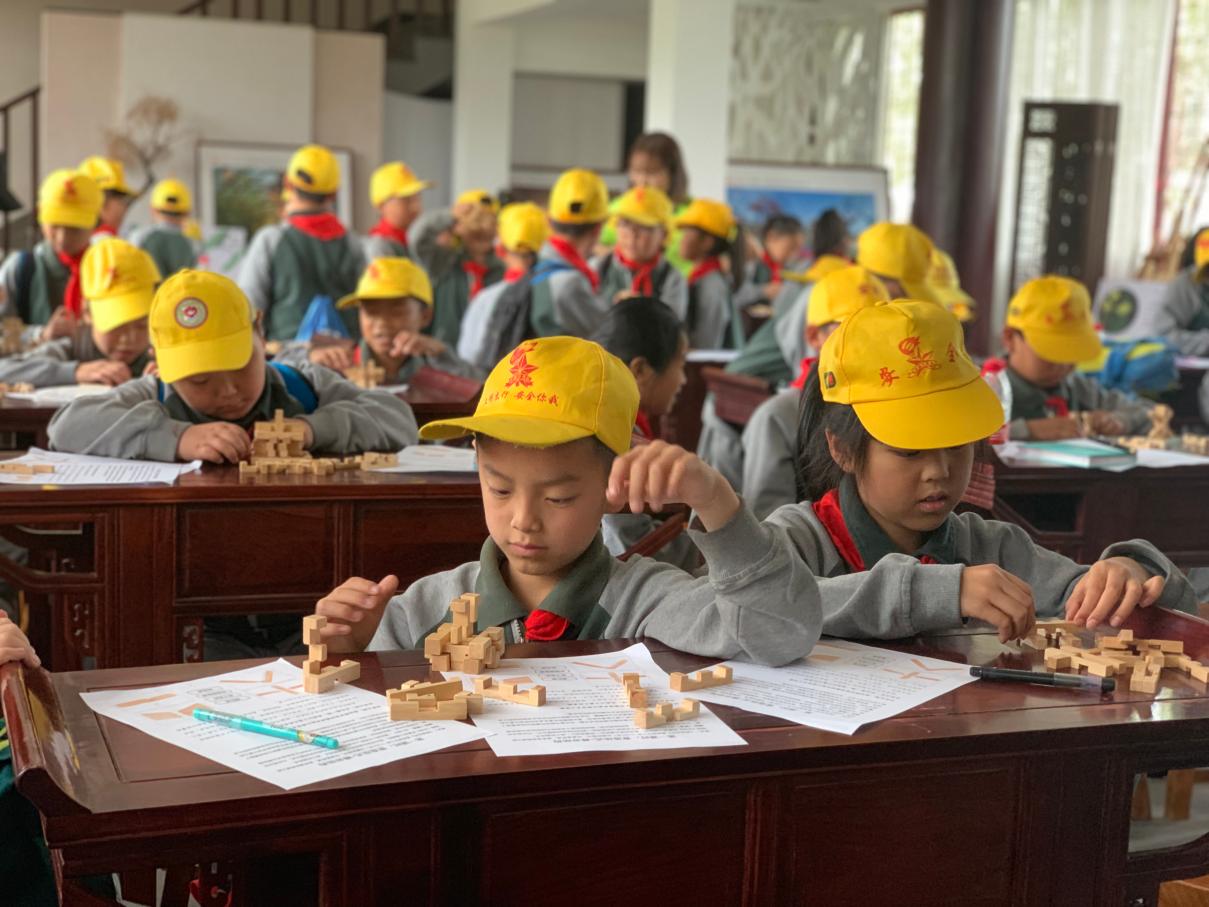 出发前,老师们将研学课程的学习单发放到每个学生的手中,孩子们整装待