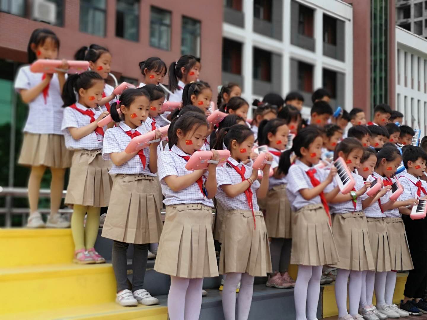 锦凤小学举行童声献给党展出我风采艺术展演活动