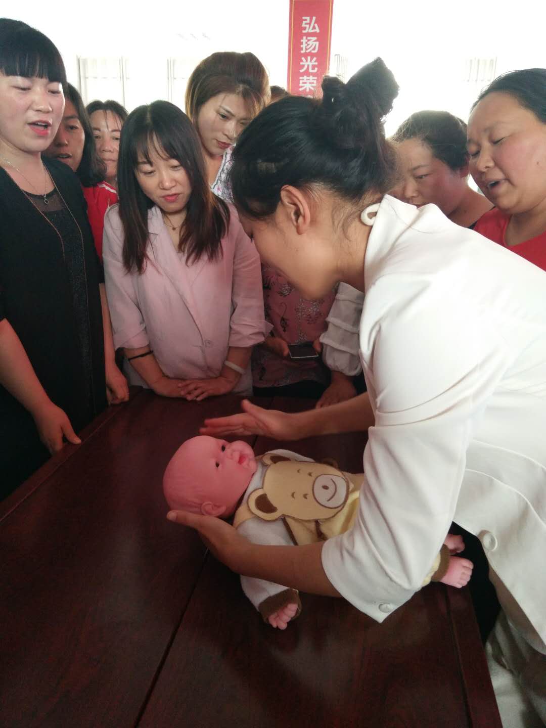 张庄办事处组织辖区农村劳动力开展育婴师技能培训活动