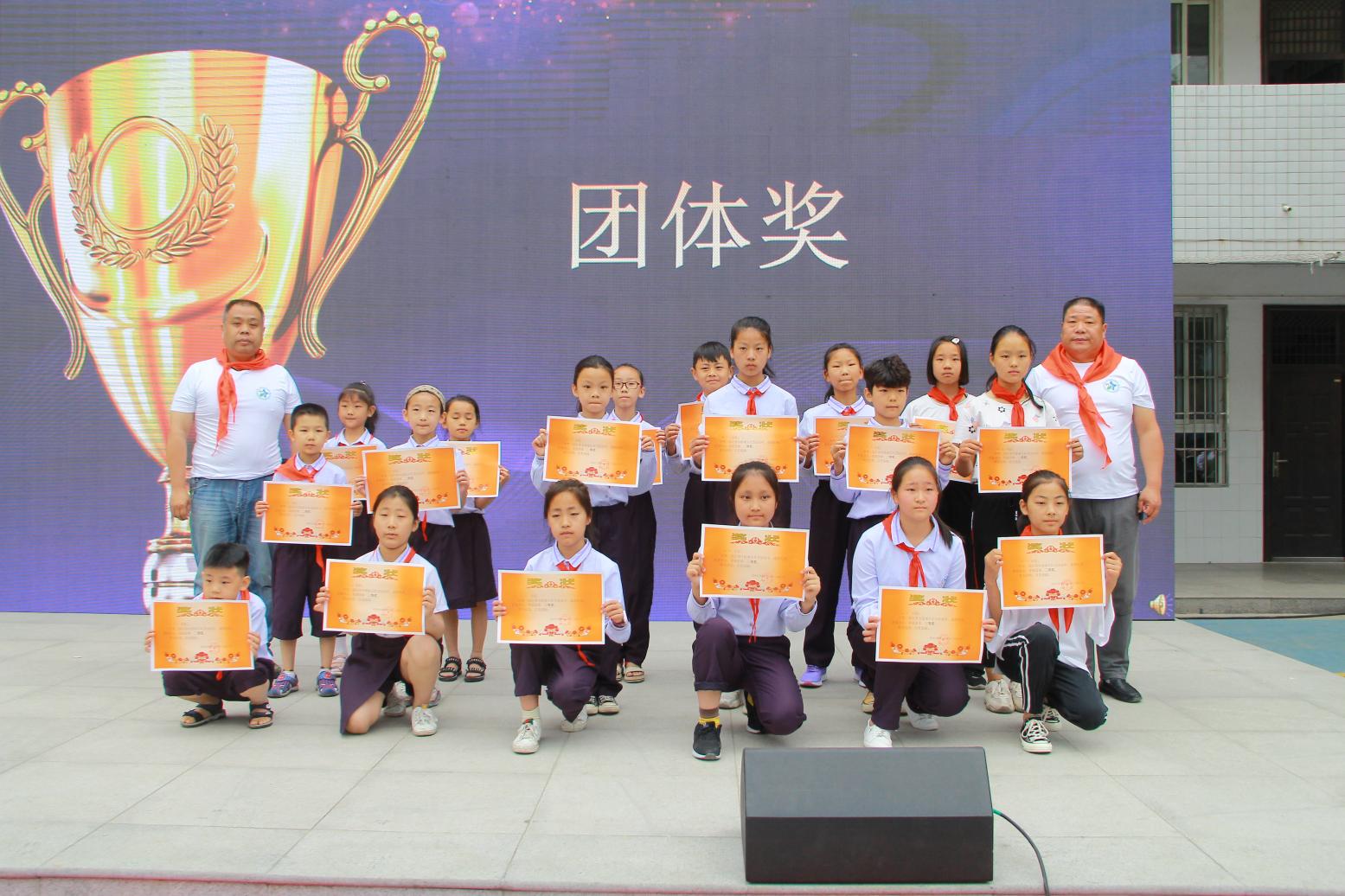 这个小学的排球队有40年历史东三马路小学红举行领巾排球文化节颁奖