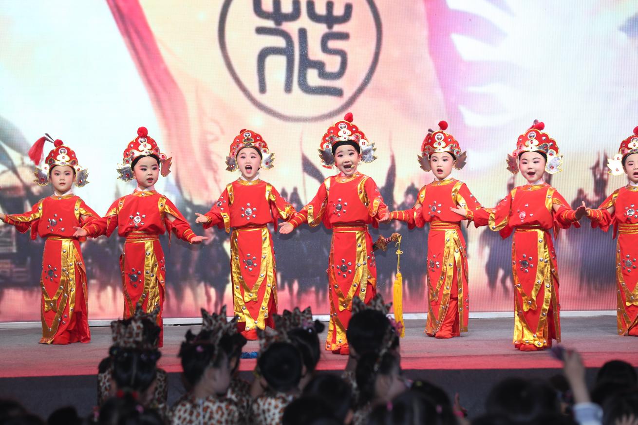 幼儿园娃娃登戏台精彩节目美不胜收