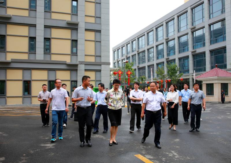 焦豫汝一行到龙湖办事处调研回迁安置社区建设情况