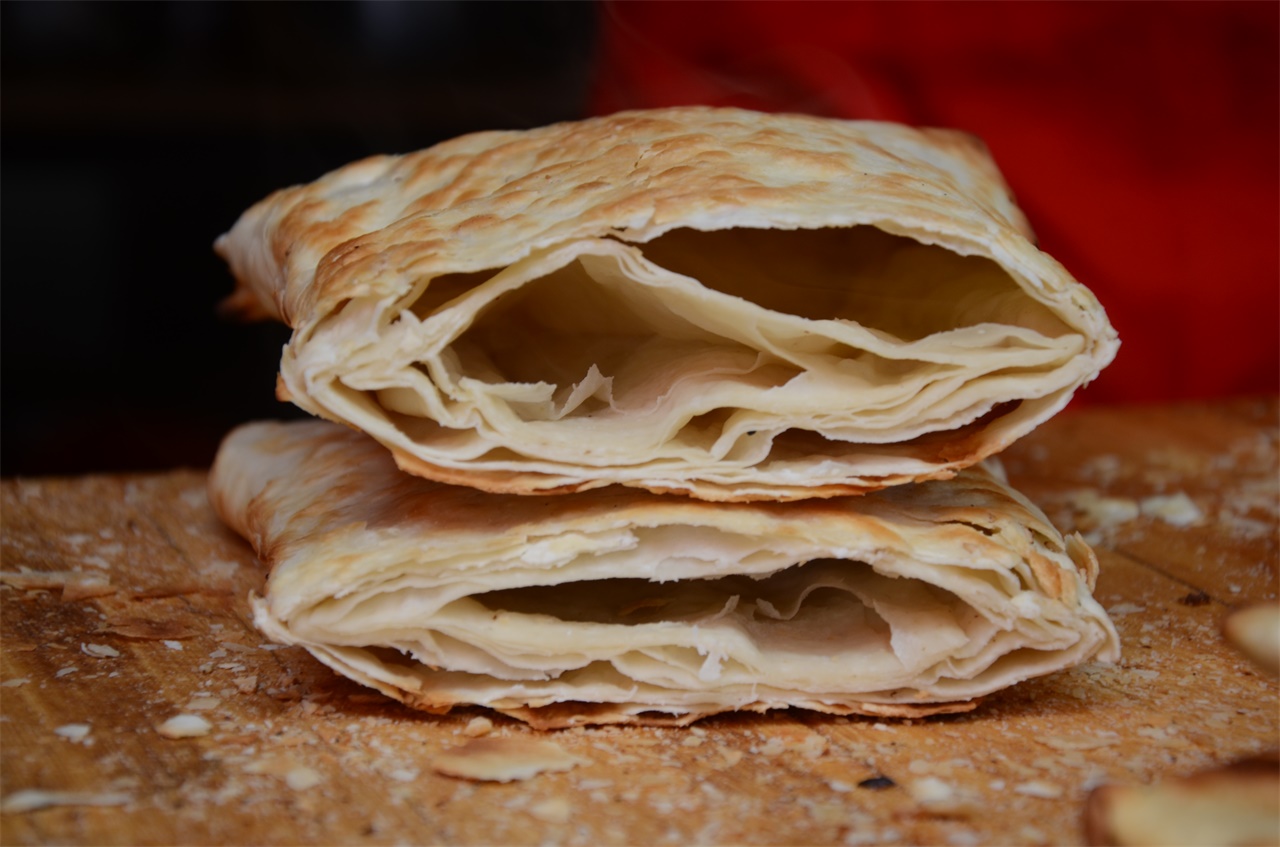 河南大叔30年只做这种锅馈,外形像布袋,夹上卤肉更好吃