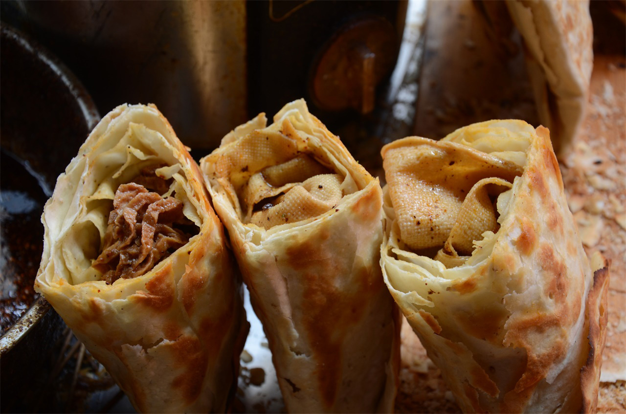 河南大叔30年只做这种锅馈,外形像布袋,夹上卤肉更好吃