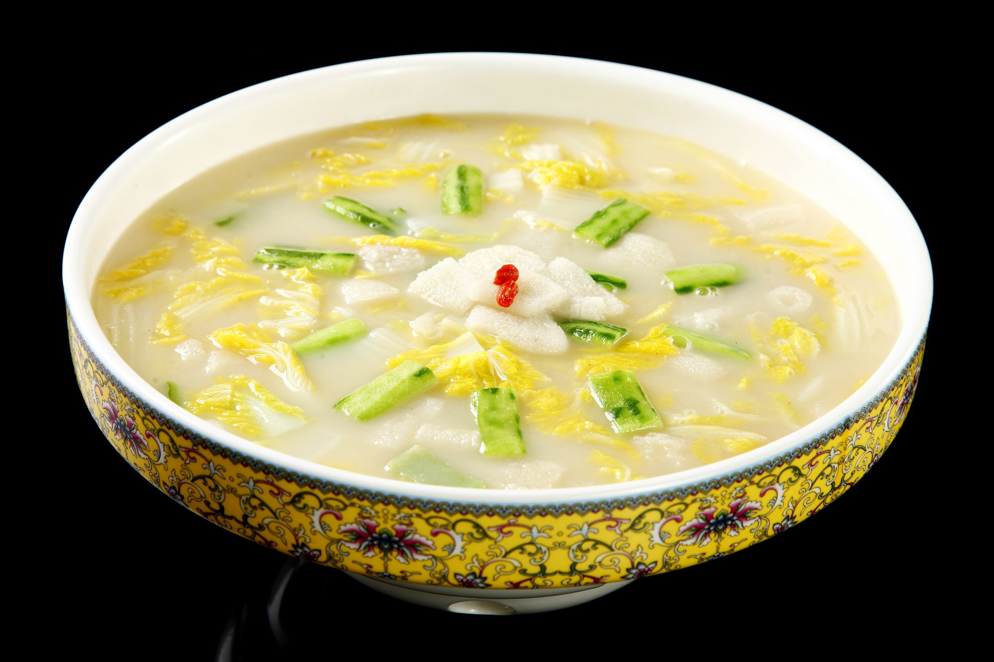 三鲜烩竹笙:竹笙,丝瓜,白菜心用熬制八小时的浓汤烩制而成.