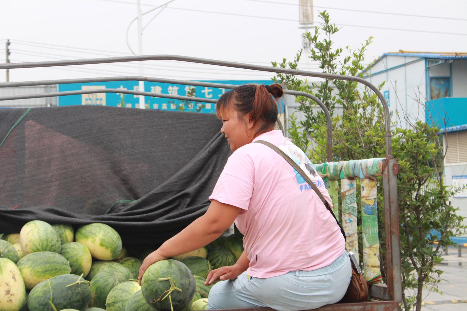 感动残疾瓜农遇上郑州好心人5000斤瓜一上午全卖完