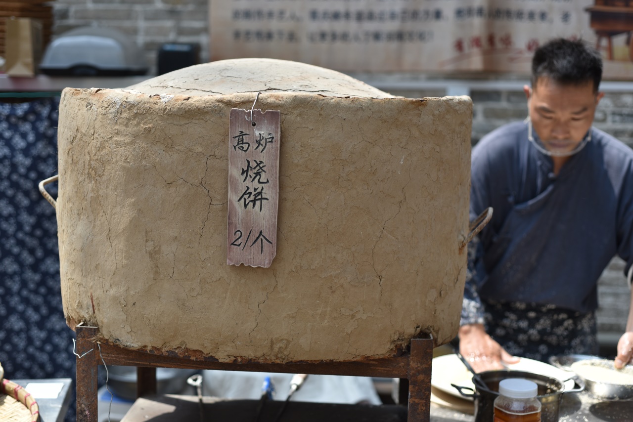 外面糊著泥巴,裡面頂部可以貼燒餅,這種爐子也叫吊爐或者雞窩爐,由於