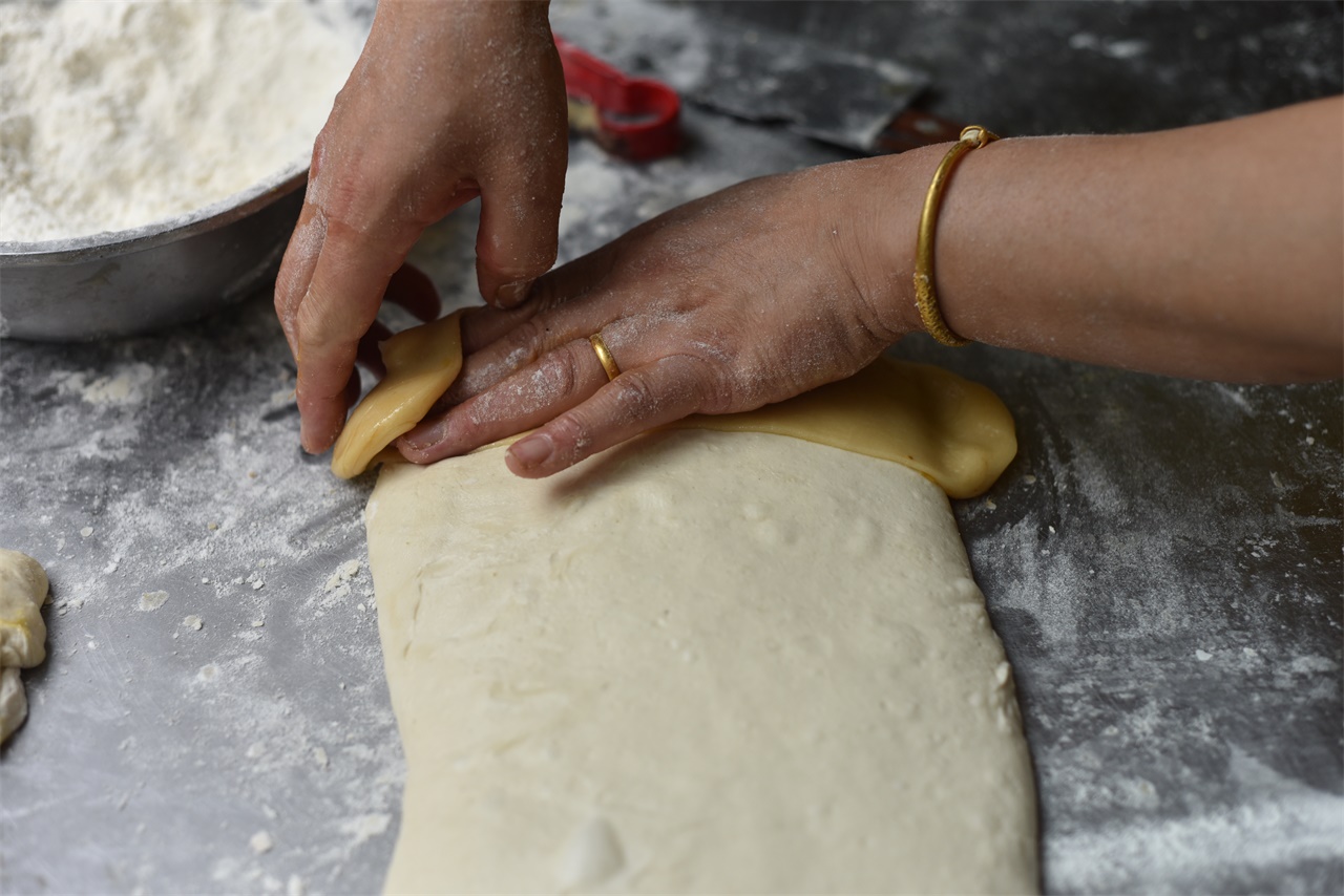 安阳大妈郑州炸糖皮果子,三块钱一个,看着像油条吃着甜
