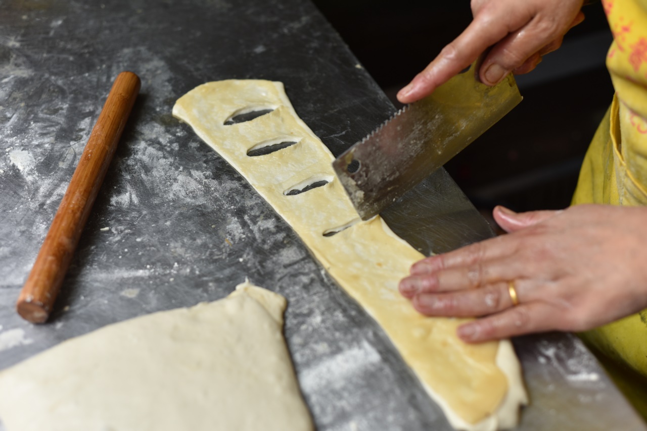 安阳大妈郑州炸糖皮果子,三块钱一个,看着像油条吃着甜