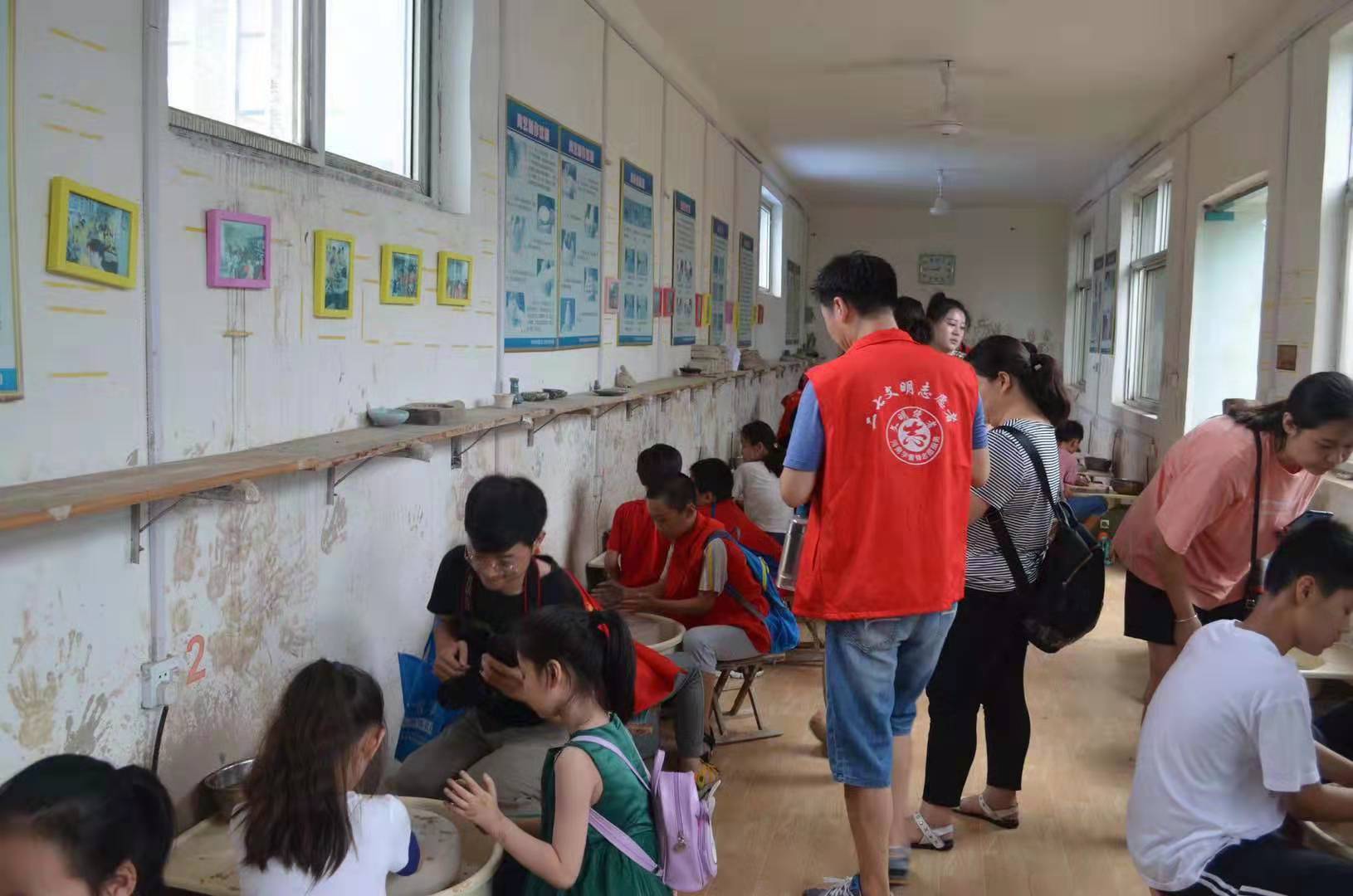 郑州市二七区建华社区开展青少年暑期陶艺体验活动
