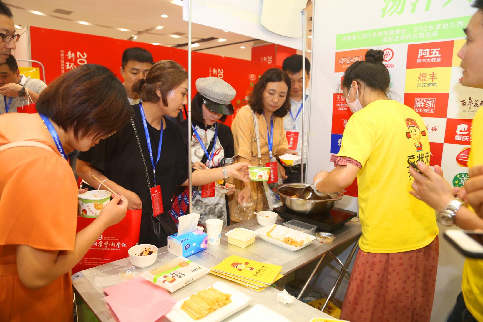 豆状元惊艳亮相中原火锅烧烤电商节,1200套试吃餐具俩小时用完!