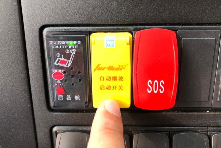 紧急时刻,车长只需按一下总开关,车内所有逃生玻璃均能全部爆破,为