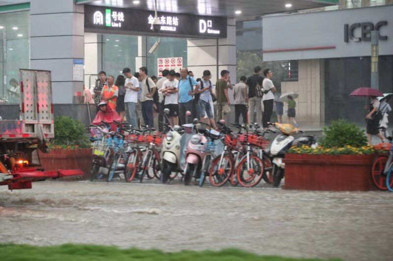 预计前半夜,强降雨将覆盖郑州市大部分地区.