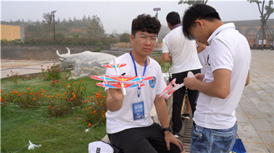 陕州地坑院上演“空中大片”，无人机竞速技巧大赛开幕!
