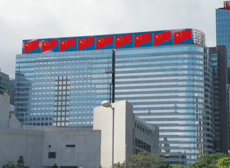 满满正能量恒大香港总部五星红旗迎风飘扬