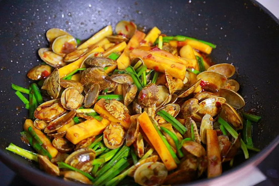 没想到,花蛤和它一起炒,特别好吃,一锅主食和菜都有