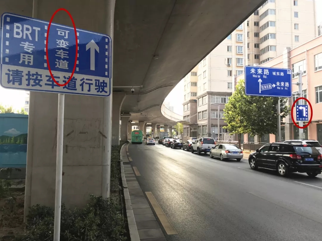 駕駛員在進入導向車道前,要先觀察道路指示牌上的車道指示信