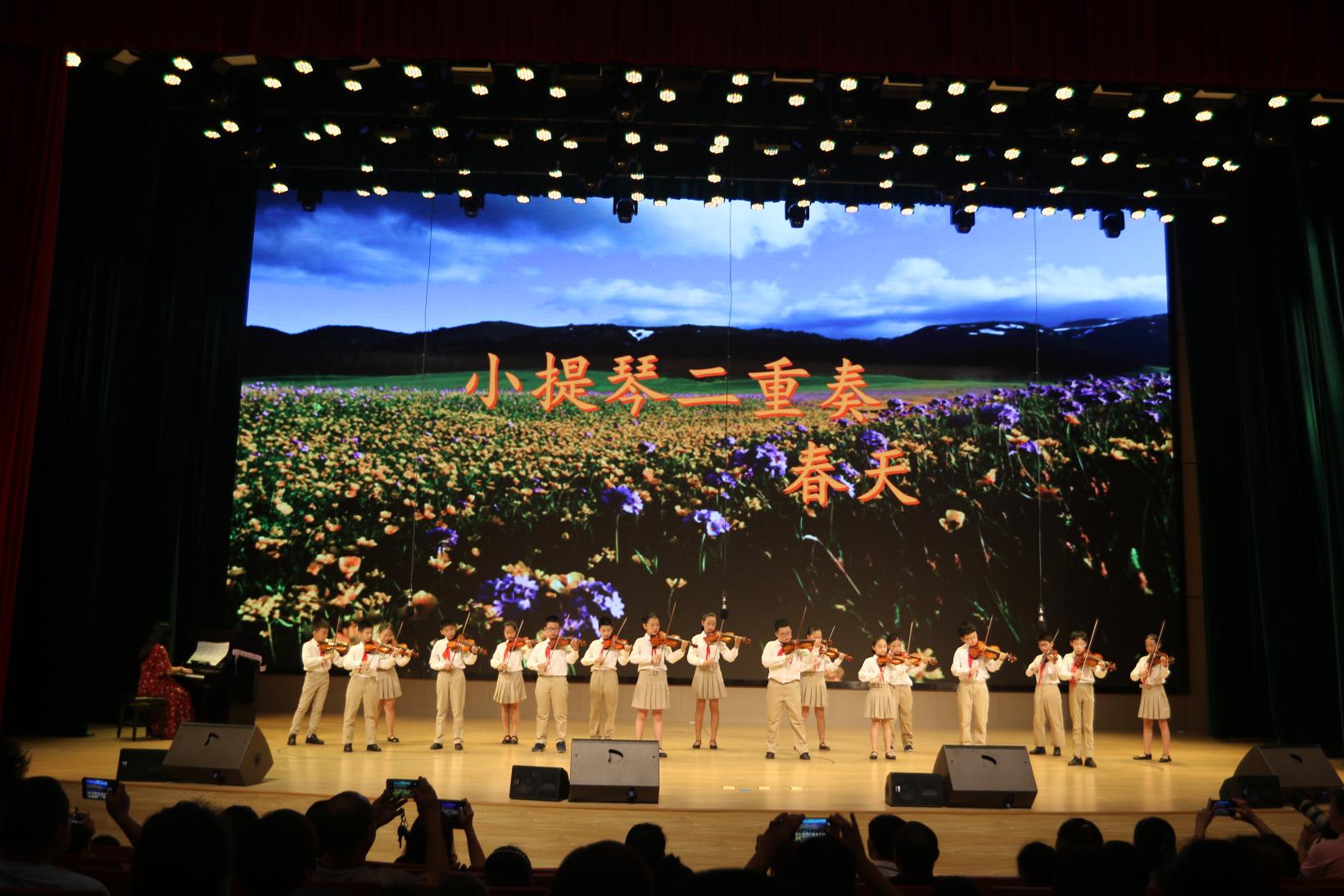 小提琴二重奏《春天》,一曲终了,大家仍觉余音绕梁,沉醉在这场音乐