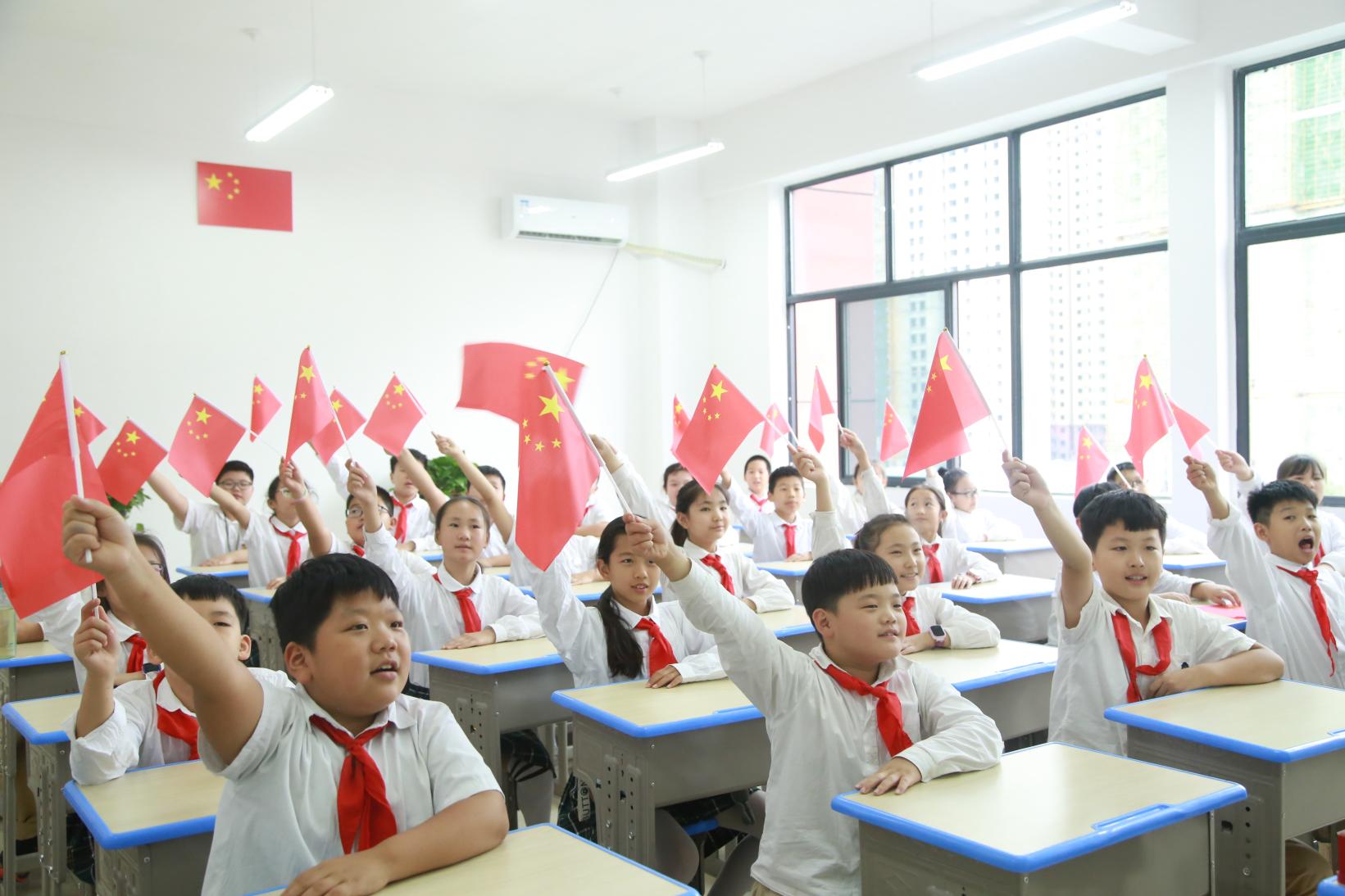 开学第一班队课郑州经开区外国语小学开展红领巾庆新中国70华诞主题