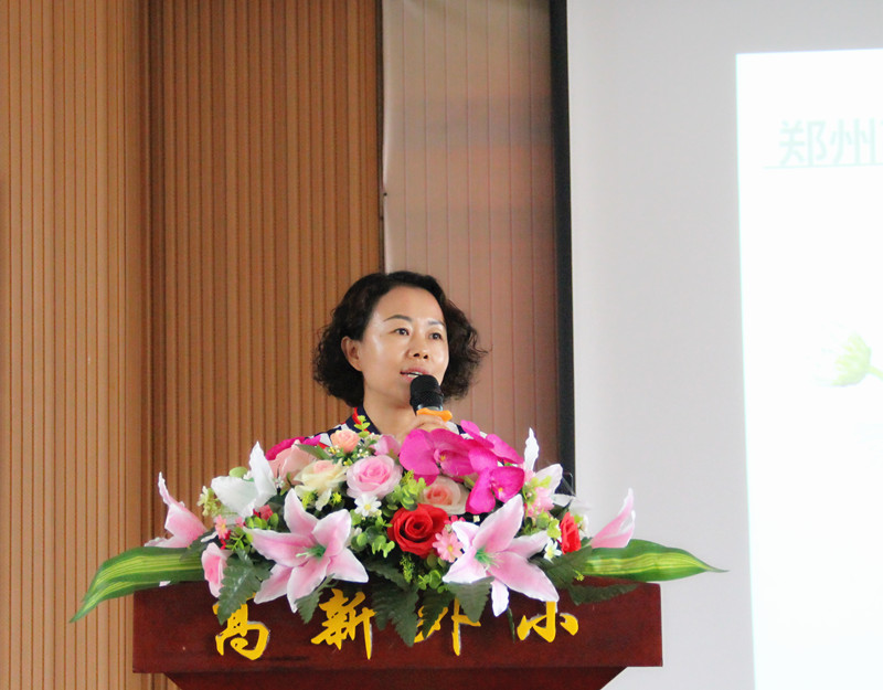 刘娜校长为本次活动做开场致辞,给老师们送上节日祝福,为老师们的辛勤