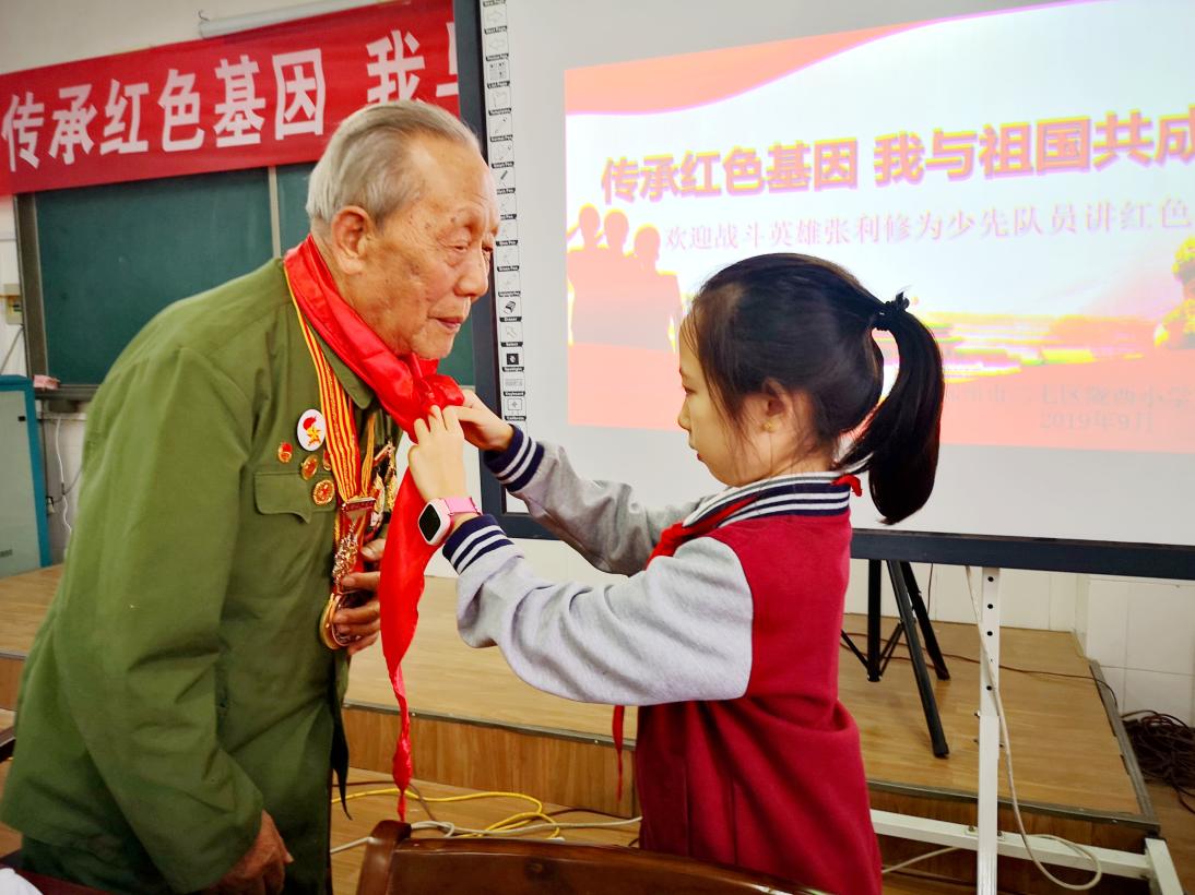 迎国庆陇西小学南校区的少先队员们听革命老兵讲故事