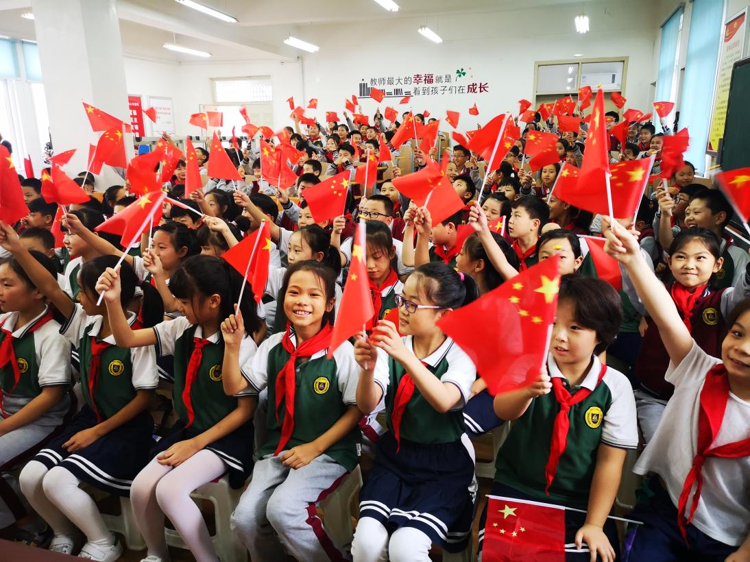 迎国庆陇西小学南校区的少先队员们听革命老兵讲故事