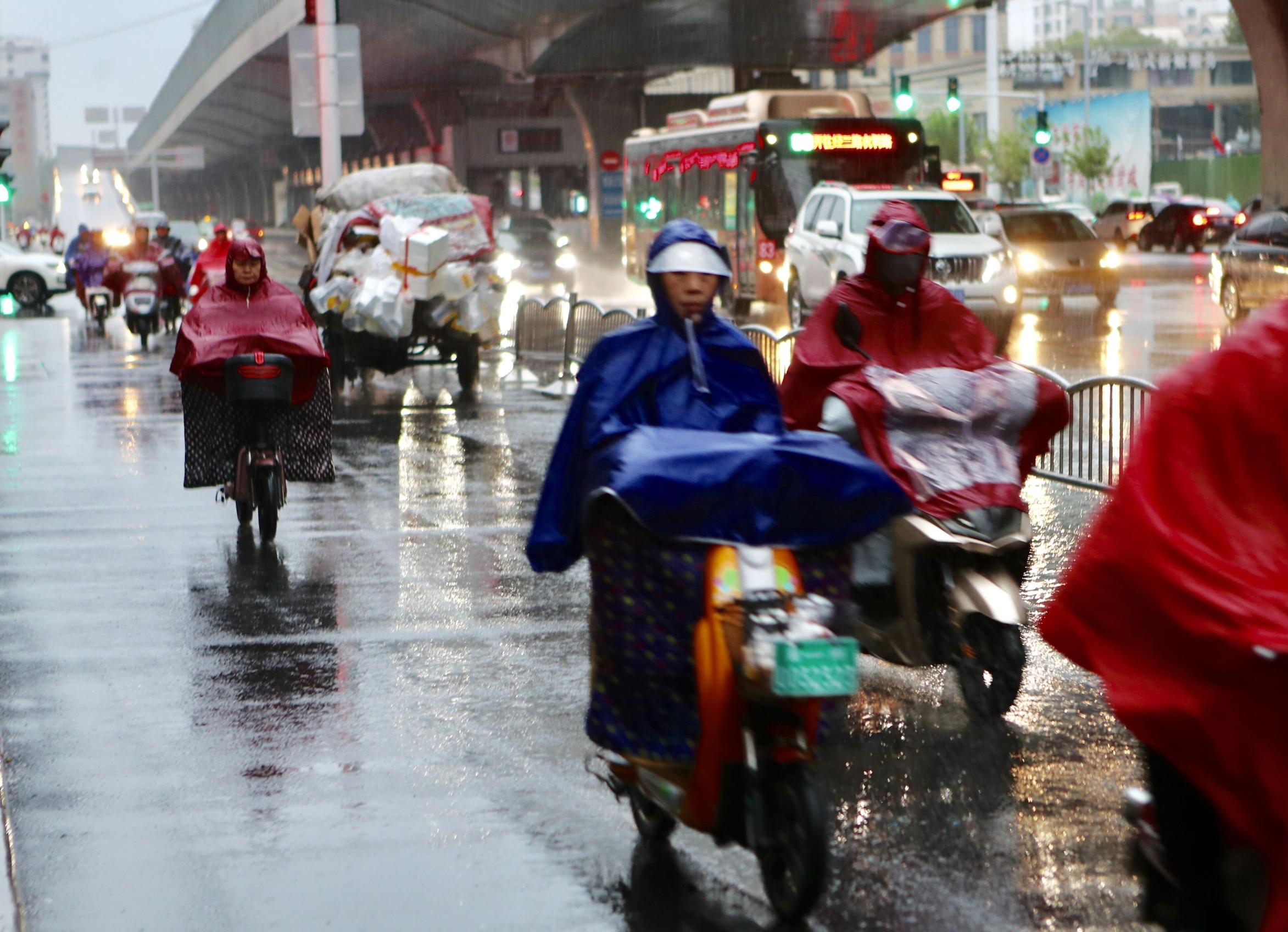我省黄河以南阴天,大部分地区有小雨,其中南阳地区局部有中雨;其它