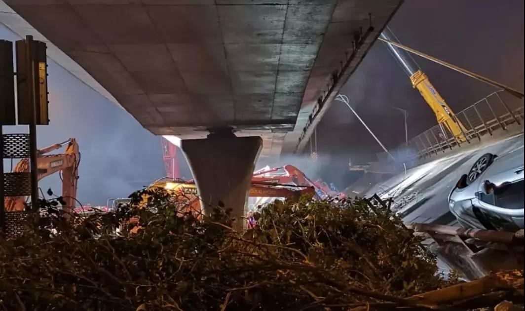 据彭卫兵初步分析,事故桥梁为独柱墩桥,端部桥墩横向有两个支撑,但