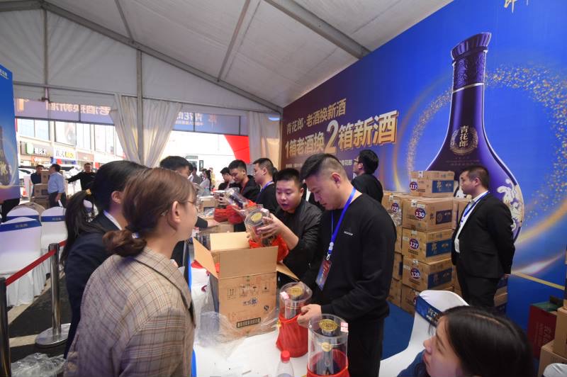 青花郎一箱换两箱看郎酒老酒换新酒活动人气爆棚