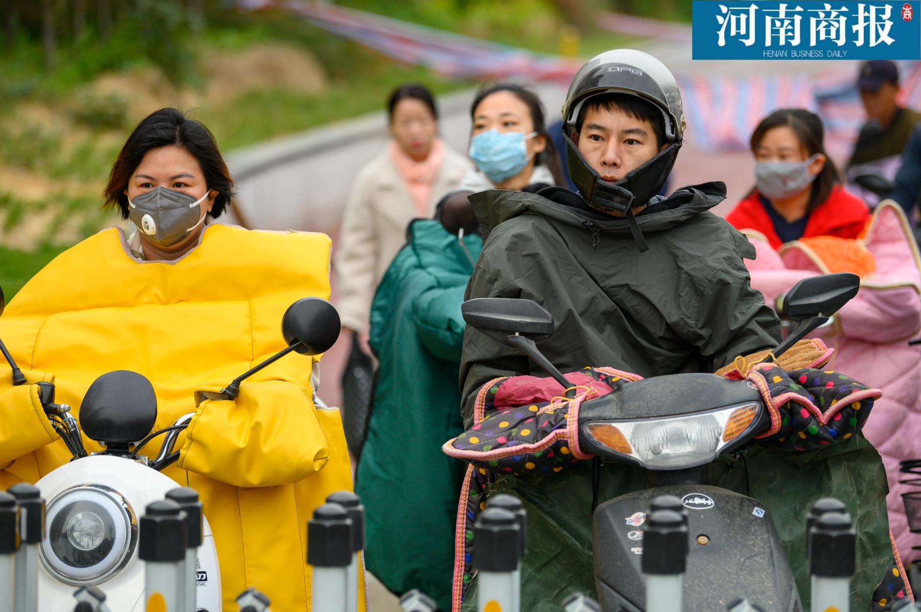 大风8降温今天的郑州冷飕飕市民纷纷拿出御寒神器